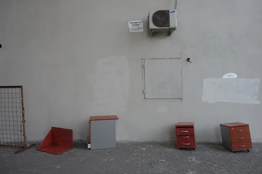Unidad exterior de aire acondicionado instalada en un muro, aire acondicionado en Talca