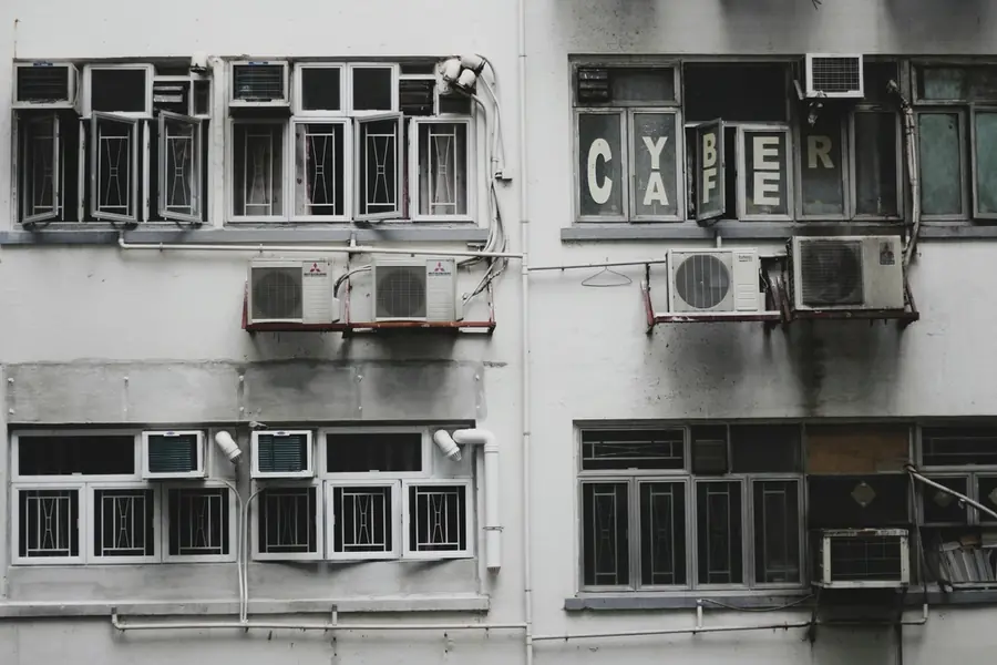 Fachada de edificio con unidades exteriores de aire acondicionado