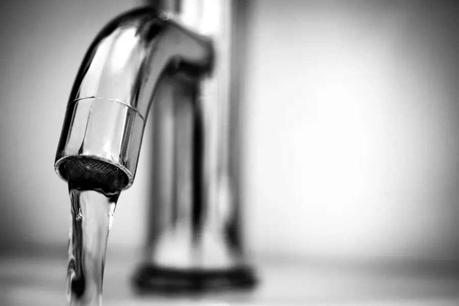 Agua saliendo de una llave, calefont y agua caliente en Talca