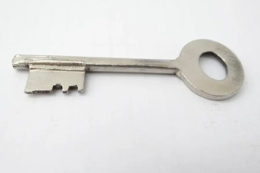 Llave metálica sobre fondo blanco, copia de llaves en Talca