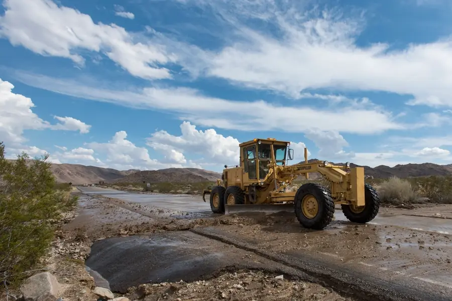 Maquinaria de movimiento de tierra trabajando en un terreno